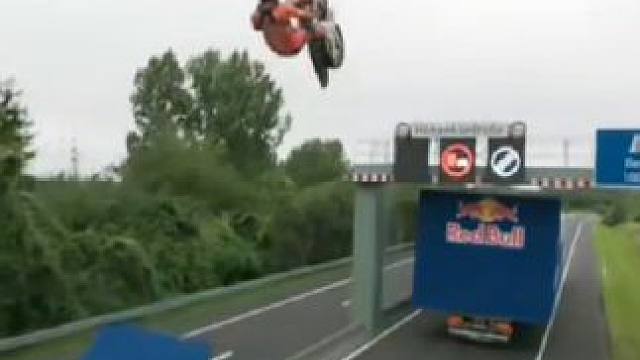 腾空那秒，风都为你让道
极限不是冒险
是把灵魂扔进火焰里
看它开出怎样的花#极限运动 #危险动作请勿