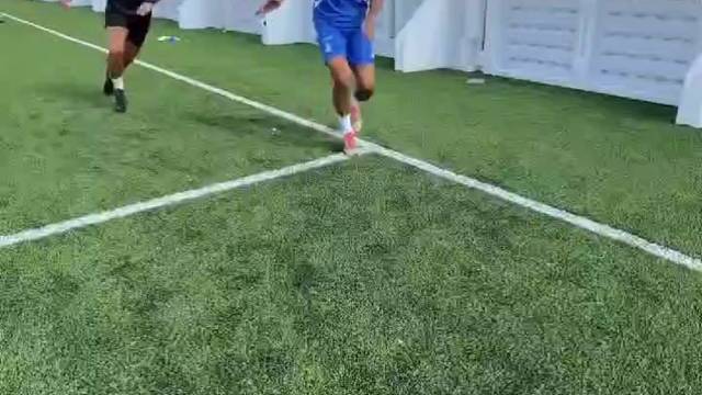 足球小课堂：边路接球的身体朝向#足球