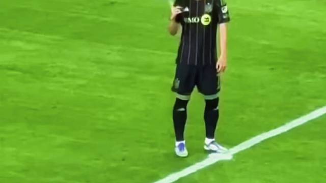 太悠闲了，孙兴慜站在中圈转“足球”