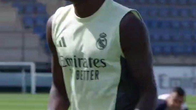 他在闹，他在笑！