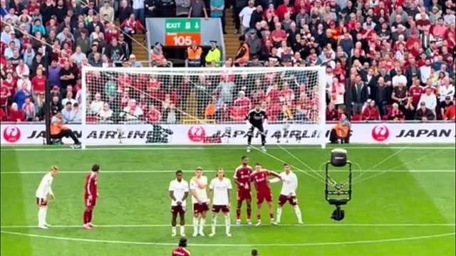 飞火流星！索博斯洛伊远距离任意球直挂门柱死角入网！真是又帅又能踢啊！