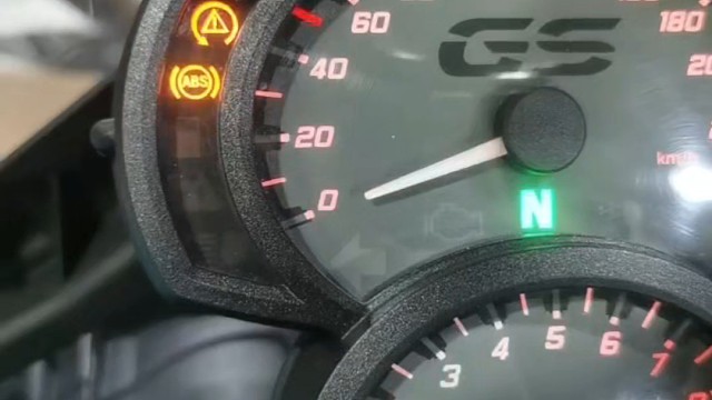 宝马摩托车 f800gs 更换拆车abs泵 无法复位学习abs设码错误 远程搞定