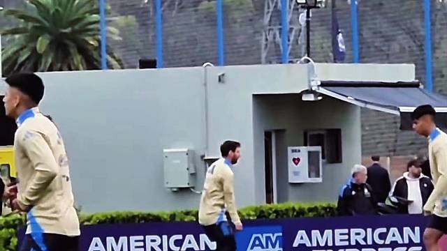 接不到球就老老实实去捡球，梅西也不例外