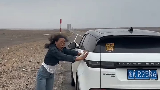 刮这么大风，你下车干嘛