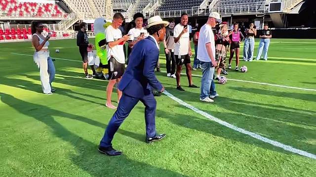 甲亢哥任意球破门后模仿偶像C罗经典庆祝