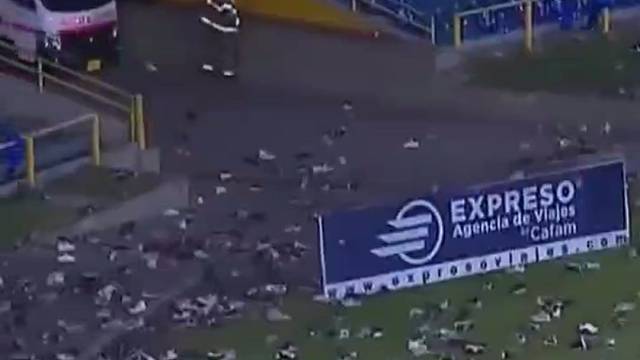 球迷丢鞋抗议后找鞋失败#足球