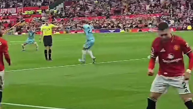 “哥们你让开，我来跟他杠”