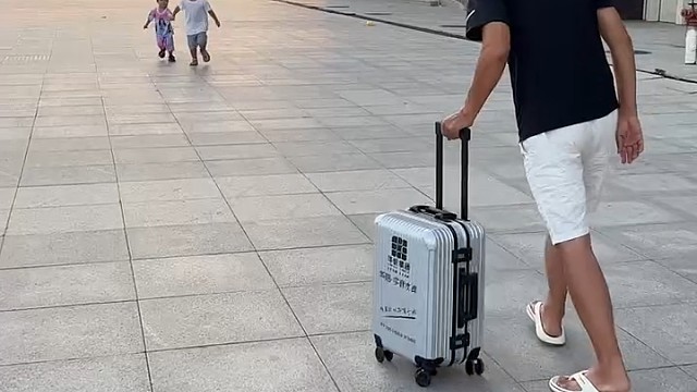 应该是一手抱一个，不偏不倚。