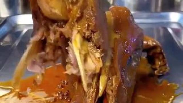 文昌南路有宝藏小店，李大彪家火燎羔羊头，锡盟草原鲜肉，原价 88 现 78。正宗内蒙草地羊，卤香十足