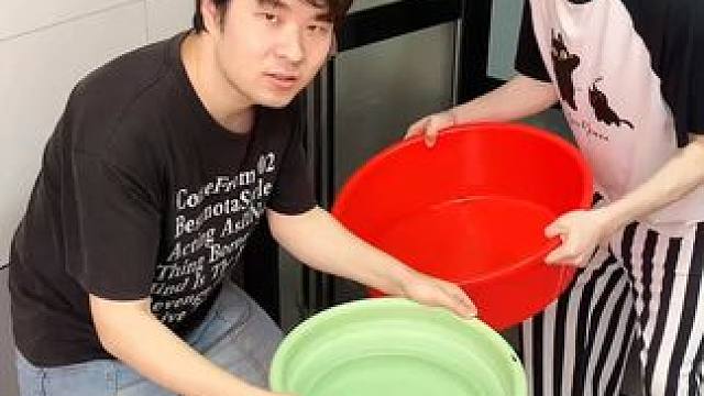 螃蟹壁挂拖把夹 有了这个拖把夹，家里的拖把扫把能上墙收纳了，不占空间，拿取也方便#拖把夹  #吸盘拖