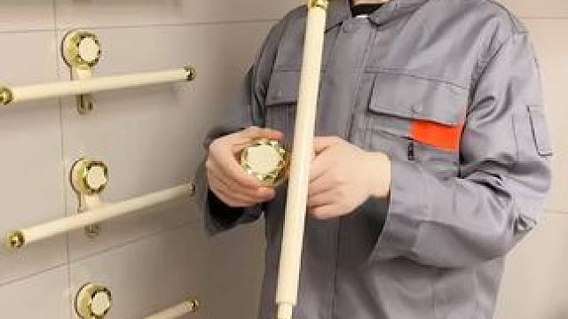 吸盘伸缩拖鞋架 不用打孔粘胶就能上墙固定的拖鞋架，可伸缩的设计，足够收纳全家人的拖鞋，不占地方，还能