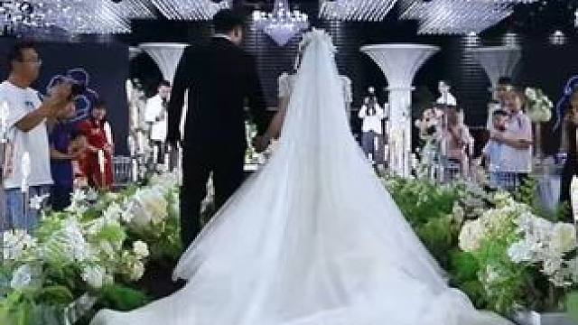 婚礼现场秒变T台！新人入场走出明星气场✨#滕州  #滕州婚礼  #滕州备婚 #滕州婚礼酒店