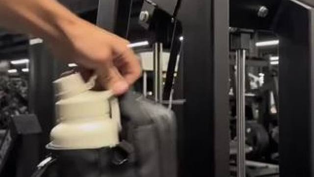 喜欢健身的朋友一定要备一个这样的健身水壶包，它可以解放双手，让我们更专注于运动本身。而且它的功能很多