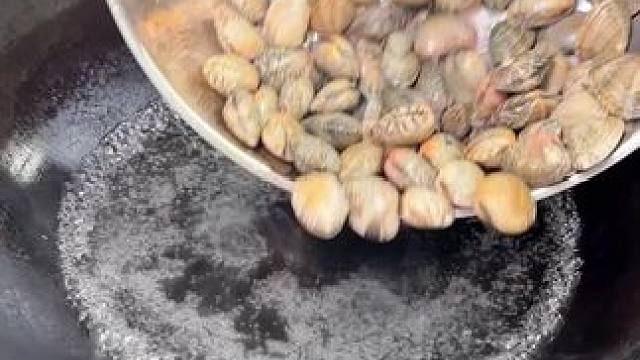 今天在家做爆炒花甲，色香味俱全