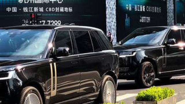 俩台路虎揽胜霸气出场，这就是理想眼中得自己吧？#气场全开 #路虎揽胜 #汽车摄影