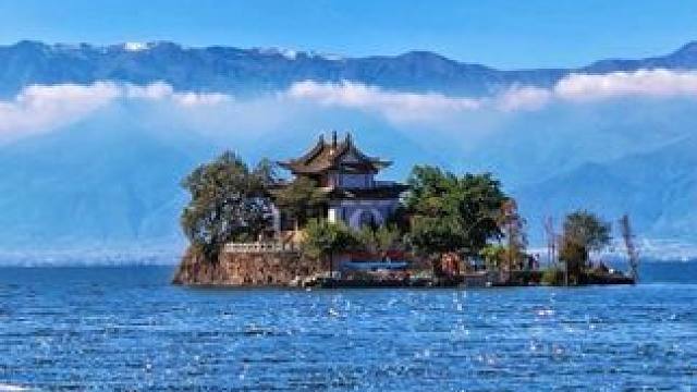 在大理，这家 既能喝菌汤还能吃烤肉！真香～ #大理美食 #菌菇火锅#大理古城 #旅行推荐官#大理