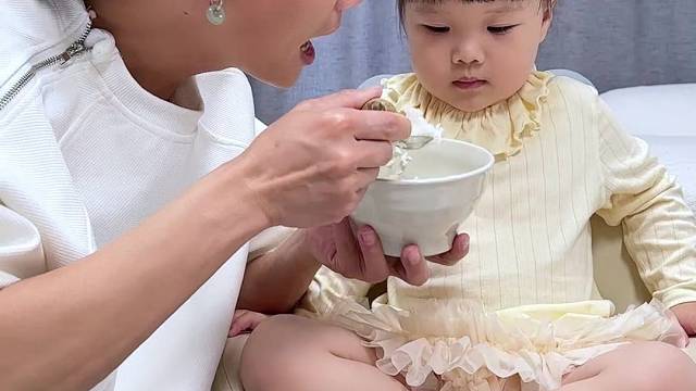 哄孩子吃饭到底有多难?没想到露兮竟然被小小一瓶酸奶轻松拿捏