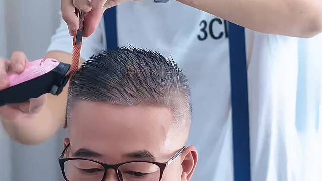 每一位顾客我都认认真真把头发剪好。常年招生。地址揭阳桥南柏顿公寓四楼，