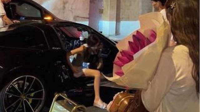 酒店门口，亲自从保时捷taycan下车的18岁校花，实在太美了吧，小哥哥给她开车门的这一瞬间，路边逛