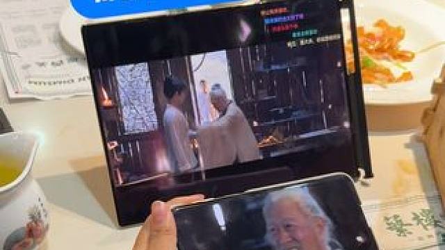 随手一抓一放，秒变大屏，看视频更有面儿 #MateXTs #三折叠 #三折叠怎么折都全面