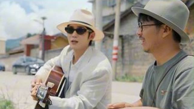 28岁的#于适 和47岁的#莫西子诗  在#听谁在唱歌  节目中收获了一段珍贵的友谊，两人在一起也时