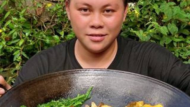 今天清炖一锅排骨，配着枞树菌太好吃了 #美食 #农村生活