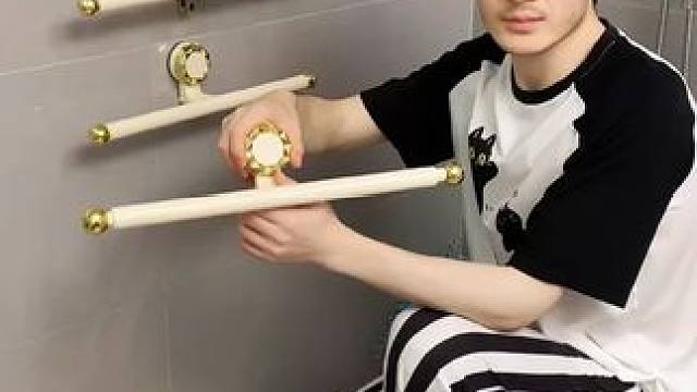 吸盘伸缩拖鞋架 不用打孔粘胶就能上墙固定的拖鞋架，可伸缩的设计，足够收纳全家人的拖鞋，不占地方，还能