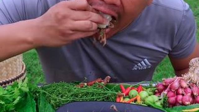 蹦个不停的跳跳虾 #美食 #户外美食 #泰国美食 #内容启发搜索