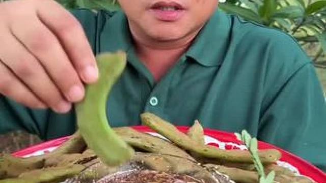 糊辣辣椒酱️新鲜大酸角 #农村生活日常 #泰国大叔#泰国美食#内容启发搜索 #种草激励计划