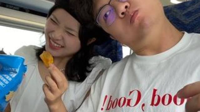 他只是擅长感知幸福 #情侣日常 #倍思MC1Pro#耳夹耳机