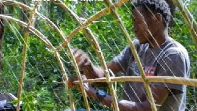 暴雨中露营  搭建独特的独木舟卷篷帐篷，生存和篝火烹饪 #户外露营 #野外露营 #野外建造 #启发搜