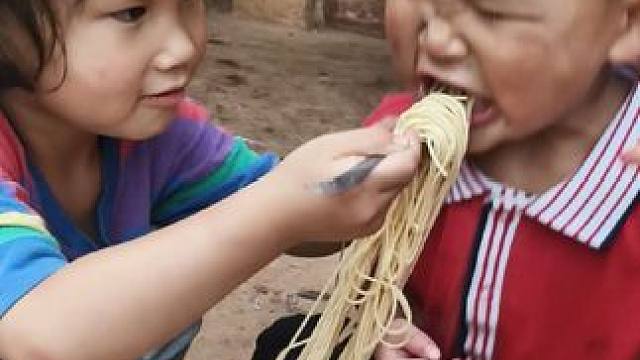 大双要吃萝卜干拌面条。#农村娃