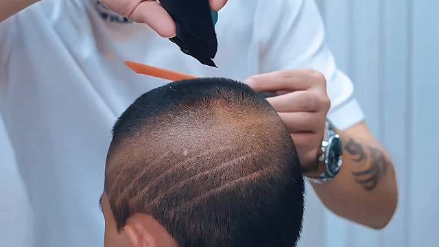 每一位顾客我都认认真真把头发剪好。常年招生。地址揭阳桥南柏顿公寓四楼，