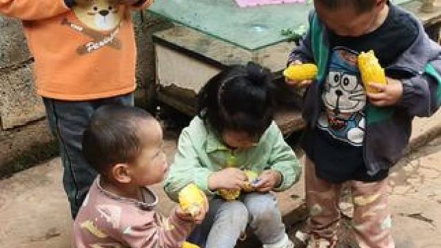 带孩子的累只有经历过的才懂。#农村娃