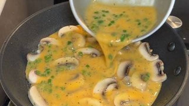 早上做了黑松露菌菇滑蛋，又咸又嫩的，给小朋友香迷糊了 #野鲜君 #野鲜君黑松露酱