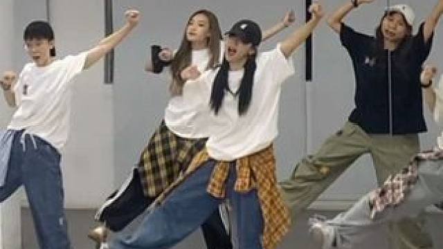 看到最后 你将收到祝福！！ #爱情闯进门 #by2 #翻跳 #这舞真能爆