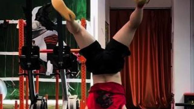 先低头赶路 到了山顶再说 Focus on the climb,the rest will foll