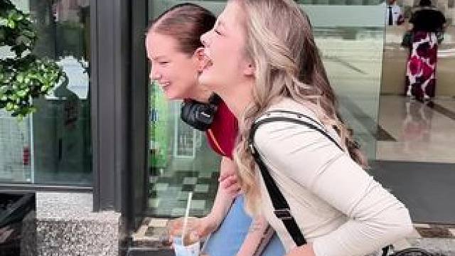 谁敢或者谁想要我们的微信啊？ #真实还原 #闺蜜在一起的样子 #C妹在中国