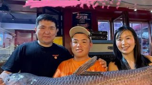 钓鱼交换美好武汉篇：三条大鱼交换老板娘一桌菜，你们觉得是惊喜还是惊吓...#钓鱼就用云飞鱼 #领路人