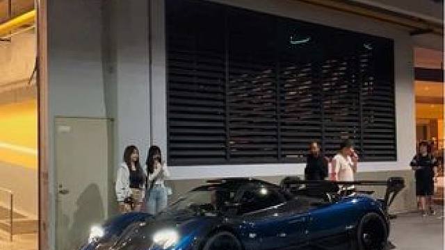 久违的全球顶级玩车大佬Mike总，终于出来溜车了，路边偶遇女粉丝打招呼，还停车回应，为人太随和了吧，