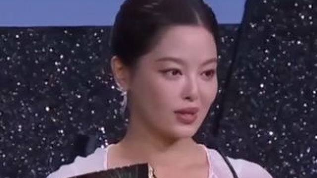 “女孩们，只要有梦想，就大胆去想，大胆去做，万一实现了呢！”#辛芷蕾 成为继巩俐、叶德娴之后第三位捧