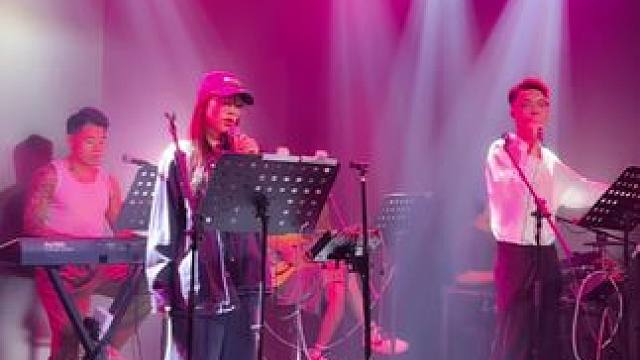 #音乐现场 #酒吧歌手 #酒吧  #随拍 #路人视角