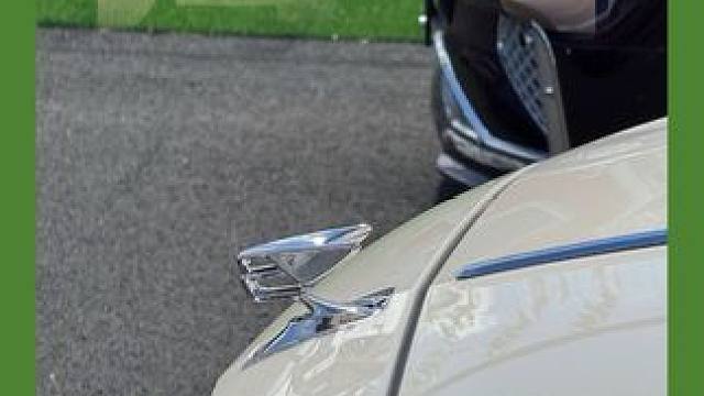 开豪车也能被打？ 宾利这个车标的主动和被动安全做的真好，一方面在碰撞的时候可以保护行人不被割伤，一方