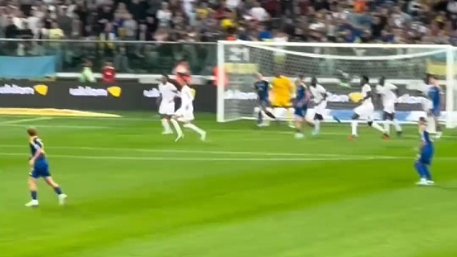 不管你是谁，请从楚阿梅尼身上下来