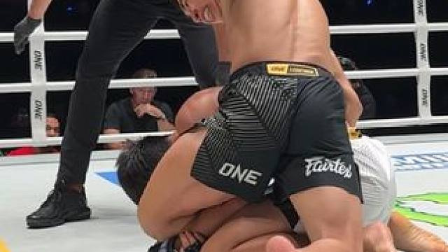 一起数一数这波砸击砸了多少拳！#ONE冠军赛 #张沛勉VS博特略二番战 #刘梦阳VS达万猜