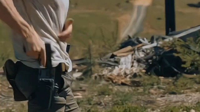 用拖鞋给手枪上膛，这动作还是头一次见！