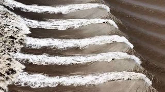 航拍解锁钱塘江双奇观：鱼鳞潮如天工雕琢，龙眼潮似银河漩涡！多视角带你沉浸式感受自然魔力～#航拍中国 