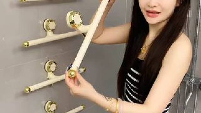 吸盘伸缩拖鞋架 不用打孔粘胶就能上墙固定的拖鞋架，可伸缩的设计，足够收纳全家人的拖鞋，不占地方，还能