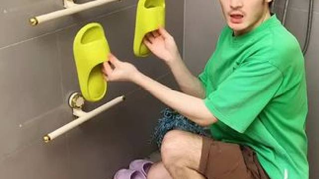 吸盘伸缩拖鞋架 不用打孔粘胶就能上墙固定的拖鞋架，可伸缩的设计，足够收纳全家人的拖鞋，不占地方，还能