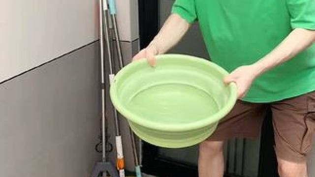 螃蟹壁挂拖把夹 有了这个拖把夹，家里的拖把扫把能上墙收纳了，不占空间，拿取也方便#拖把夹   #吸盘